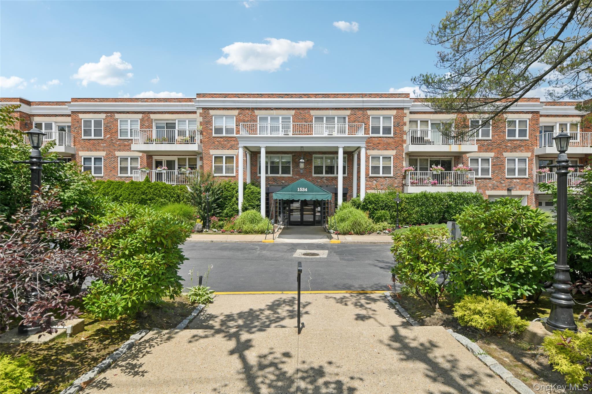 #1 photo, 1534 Broadway, Hewlett , NY 11557