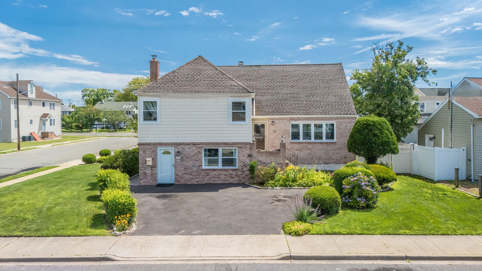 #1 photo, 205 Saint Marks Avenue, 長島 Freeport , NY 11520