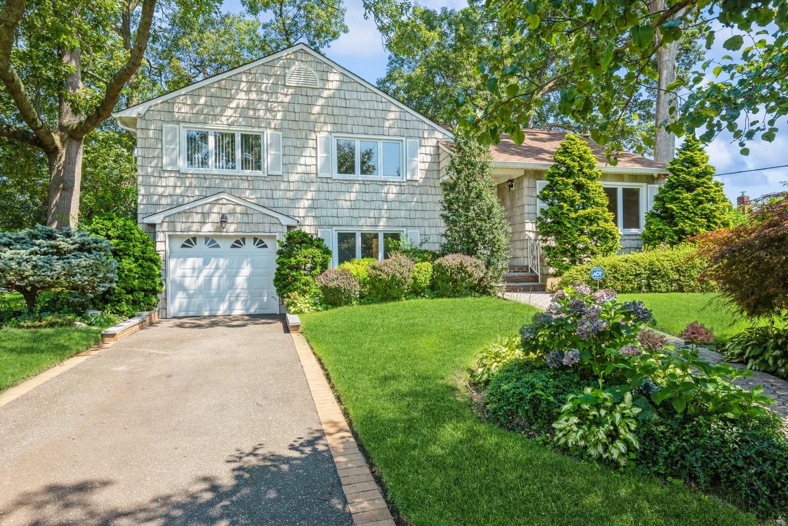 #1 photo, 1901 Merion Street, ناسو East Meadow , NY 11554