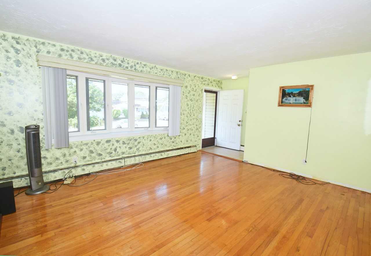 #4 photo, 169 N 25th Street, Wheatley Heights , NY 11798