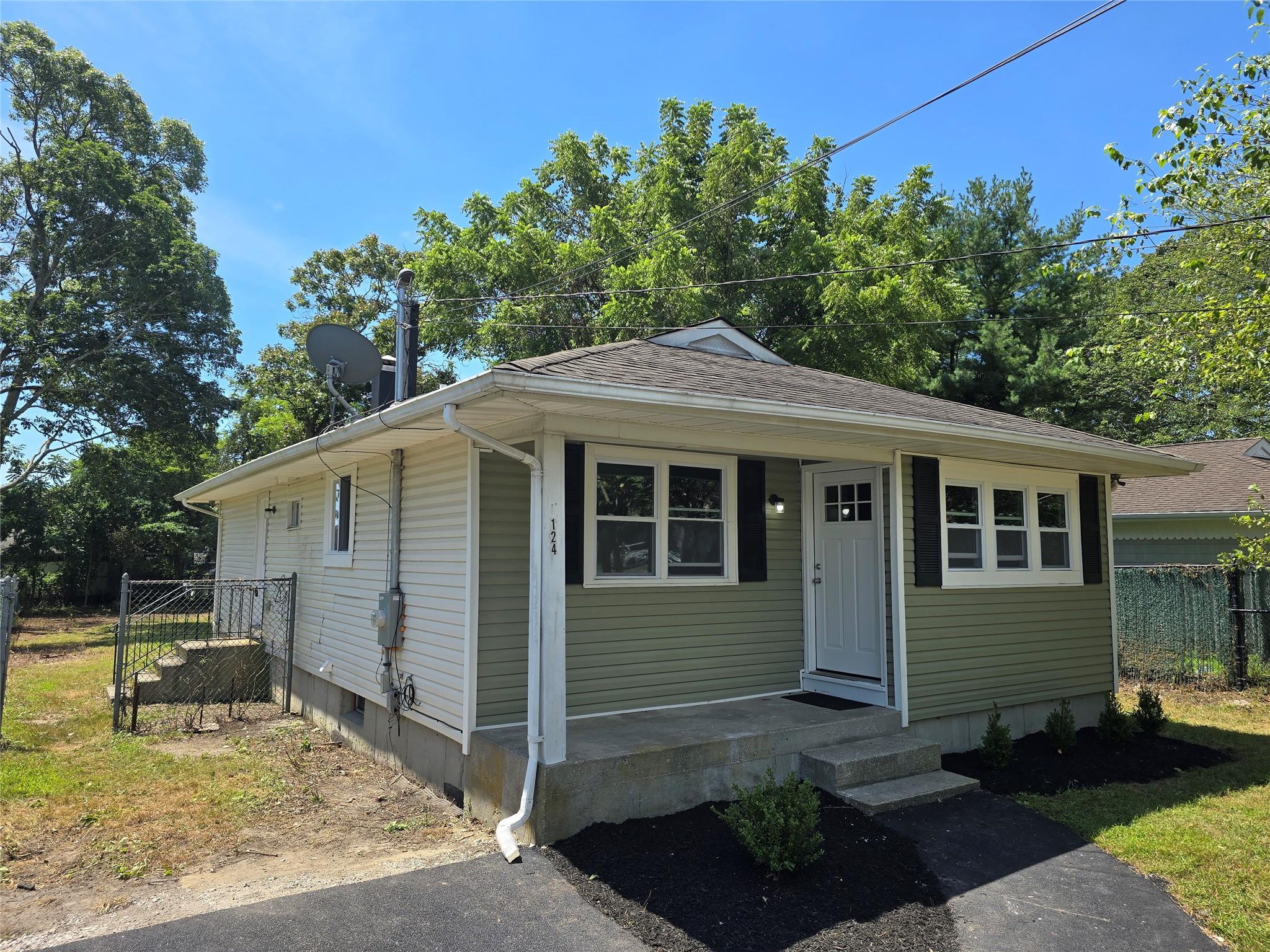 #1 photo, 124 Eleanor Avenue, 东长岛 Mastic , NY 11950