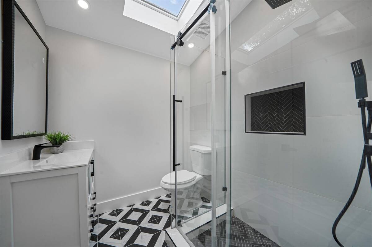 #18 photo, 390 E Main Street, Centerport , NY 11721