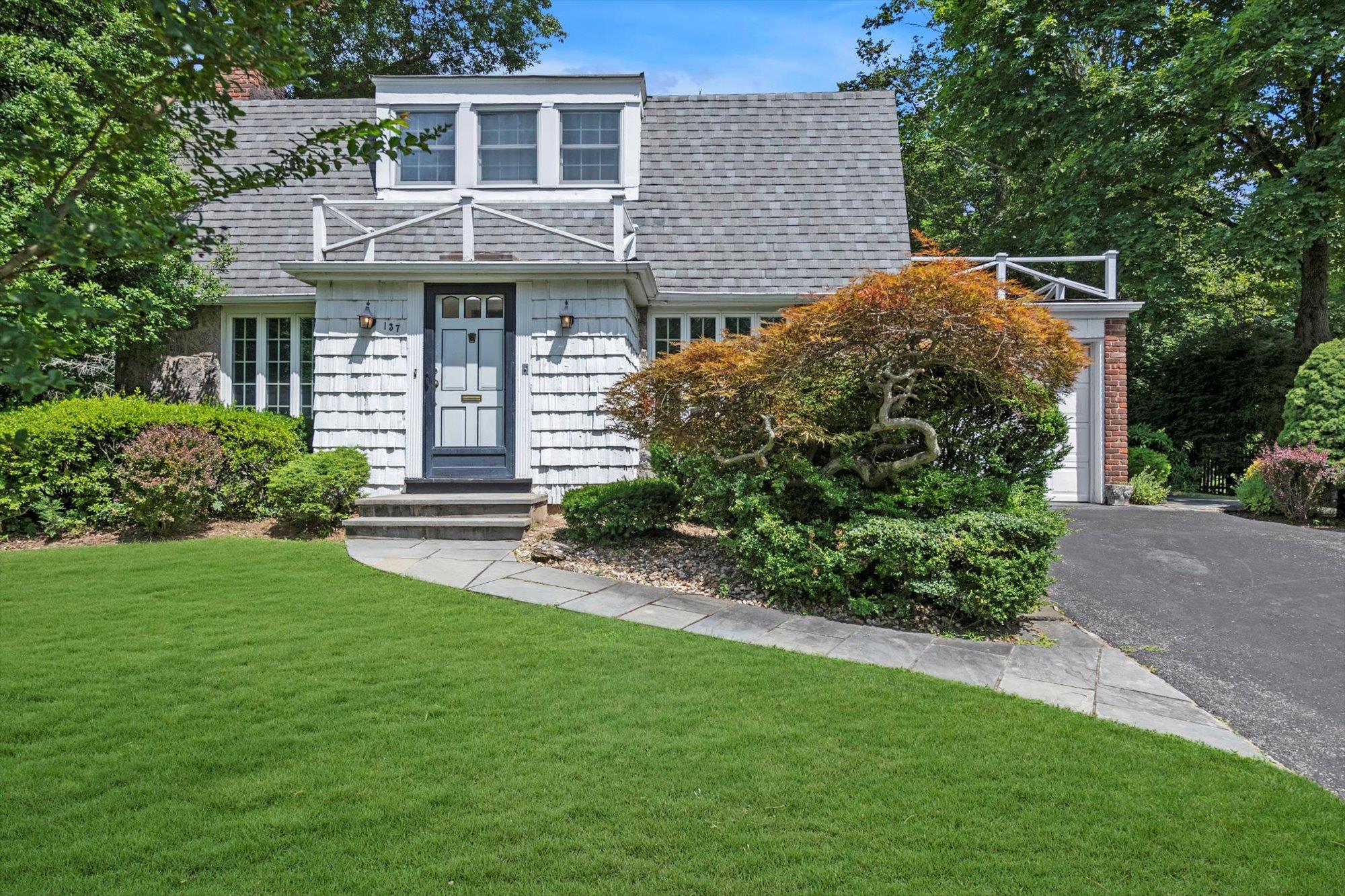 #1 photo, 137 Salem Road, 롱 아일랜드 Roslyn Heights , NY 11577