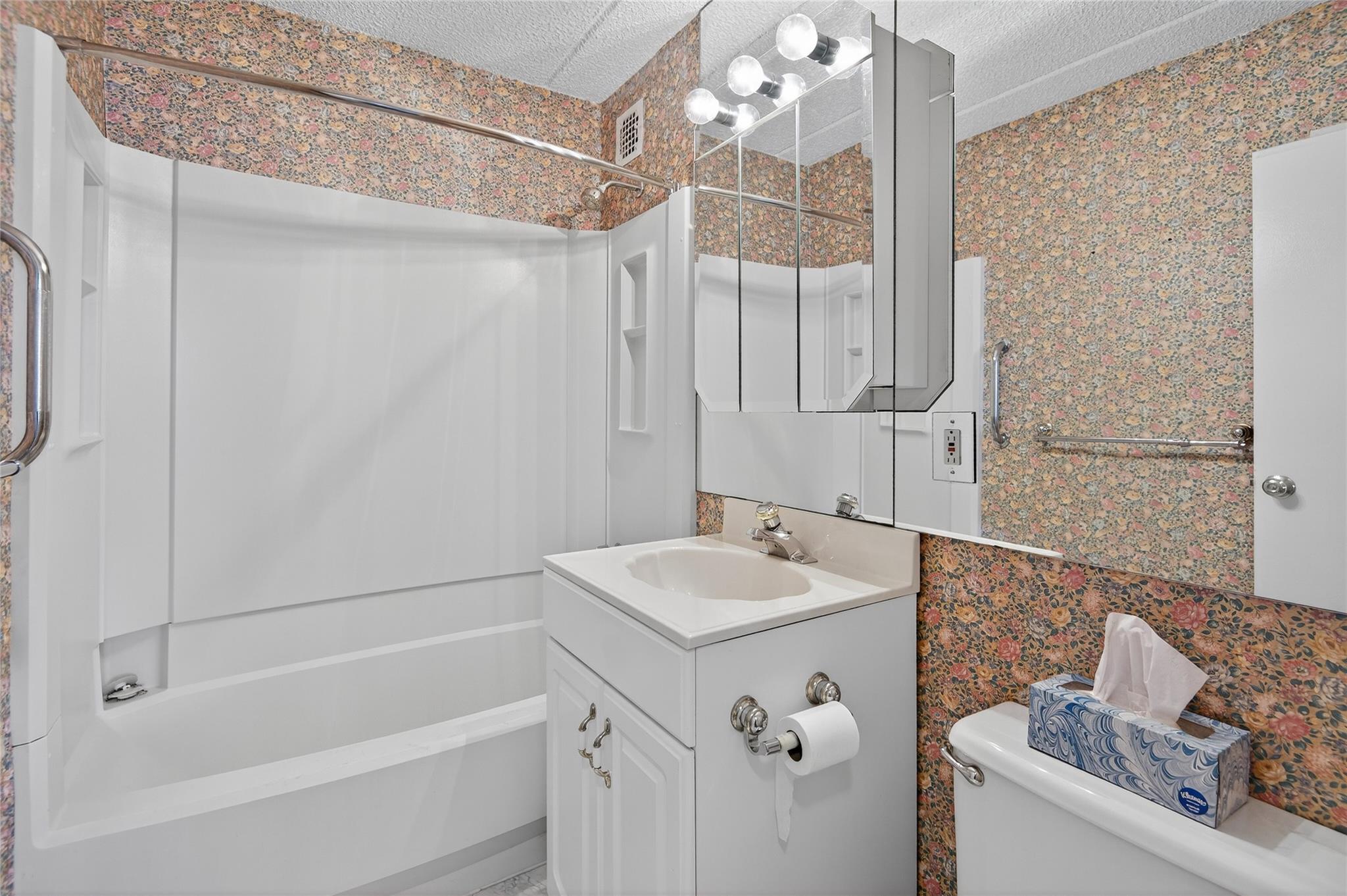 #15 photo, 175 Maple Avenue, 長島 西布雷 Westbury , NY 11590