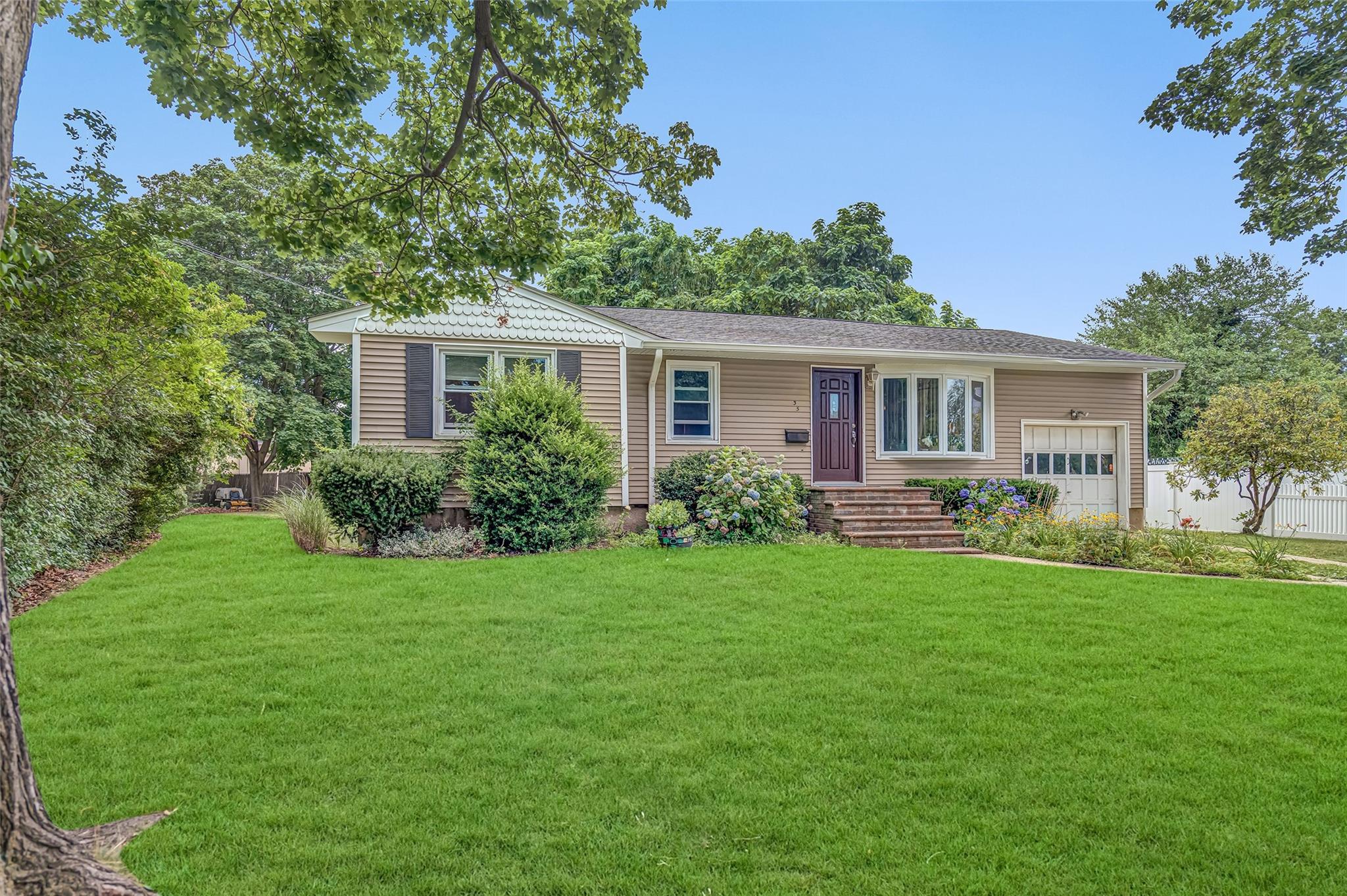 #2 photo, 35 Anna Street, Bay Shore , NY 11706