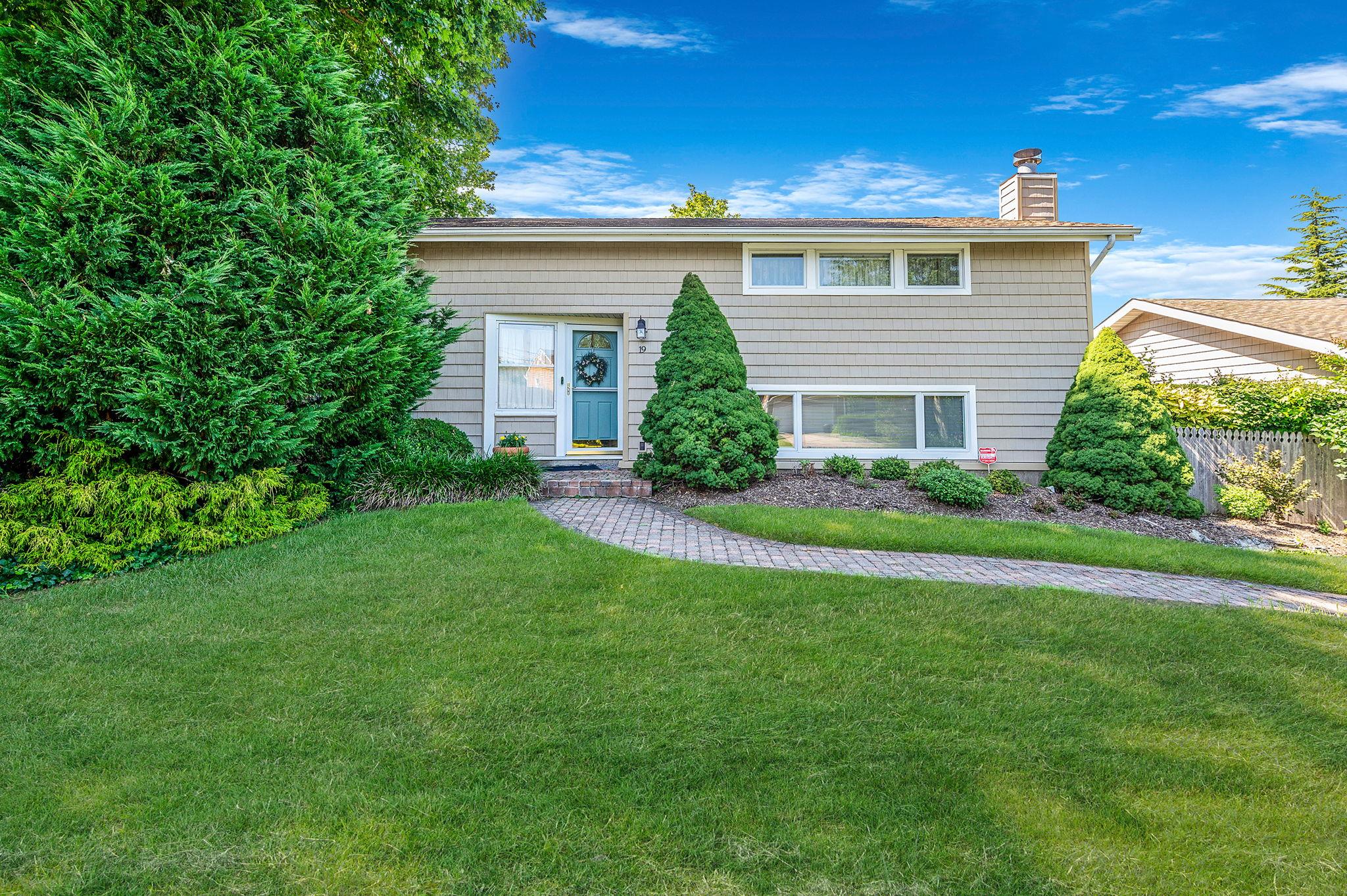 #1 photo, 19 Coppertree Lane, Babylon , NY 11702