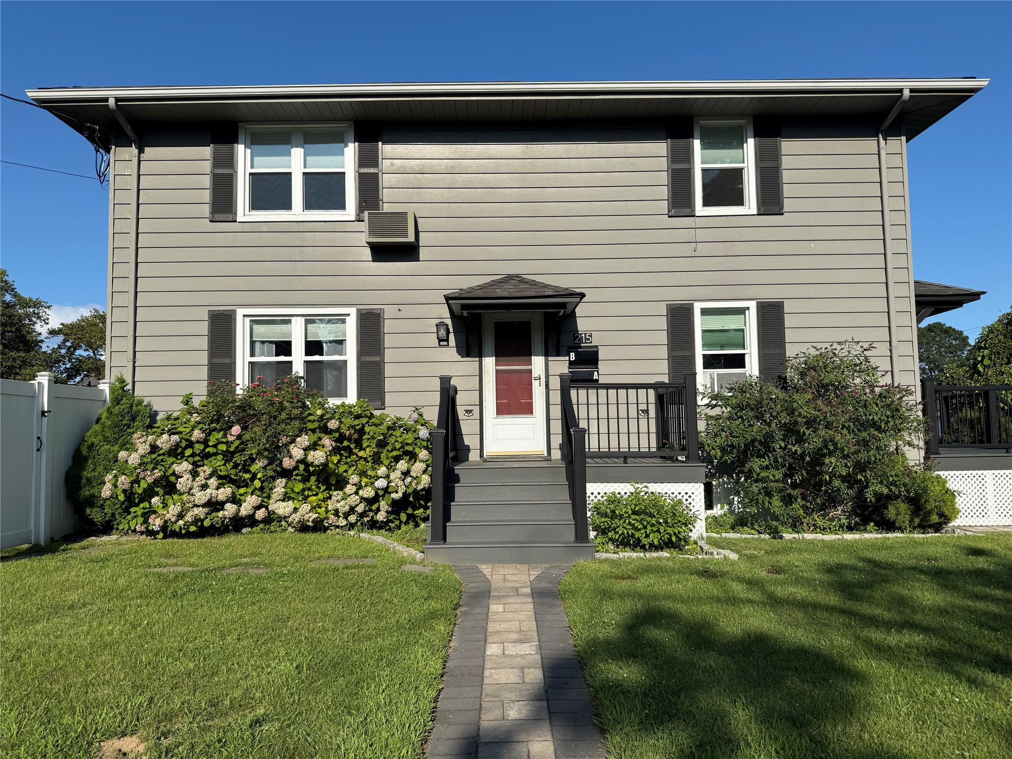 #1 photo, 215 Campagnoli Avenue, サフォーク郡 Copiague , NY 11726