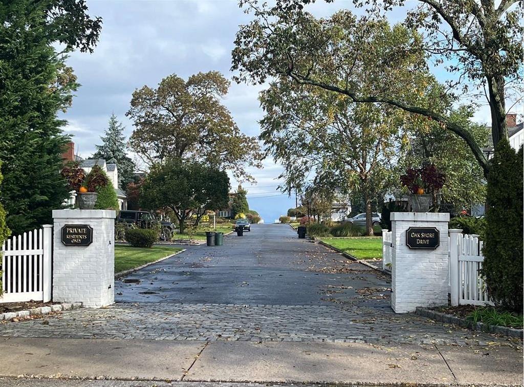 #1 photo, 8 Oak Shore Drive, 롱 아일랜드 Bayville , NY 11709