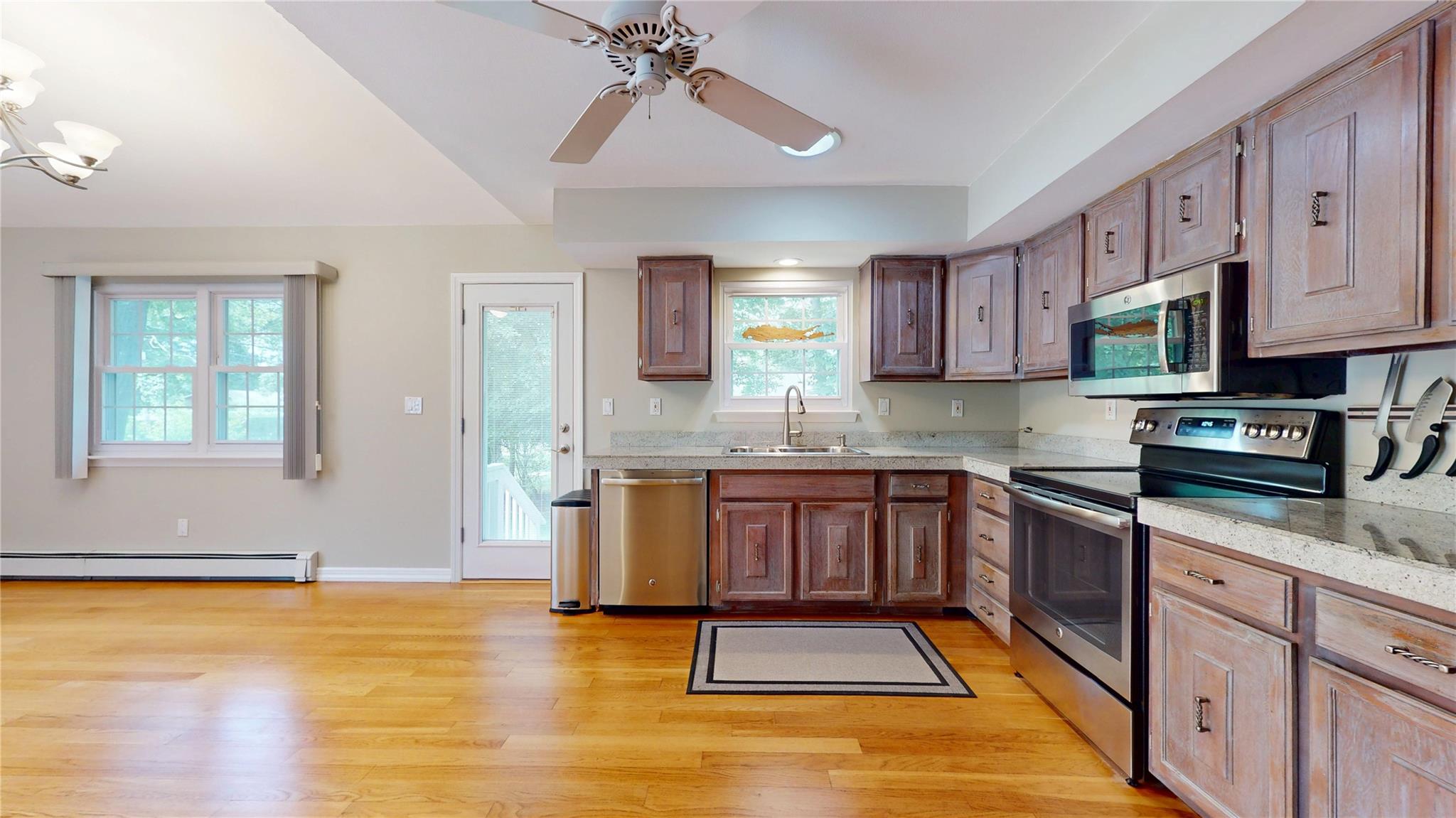 #10 photo, 17 E Moriches Boulevard, 東長島 East Moriches , NY 11940