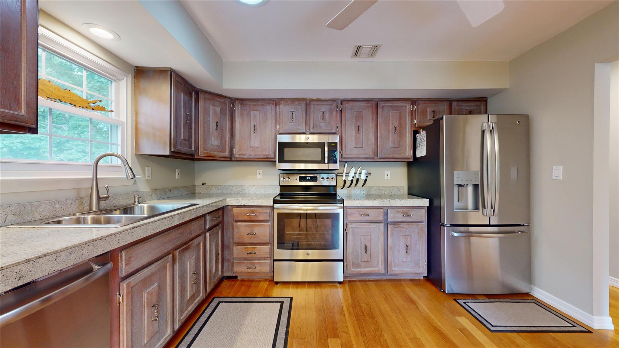 #11 photo, 17 E Moriches Boulevard, 東長島 East Moriches , NY 11940