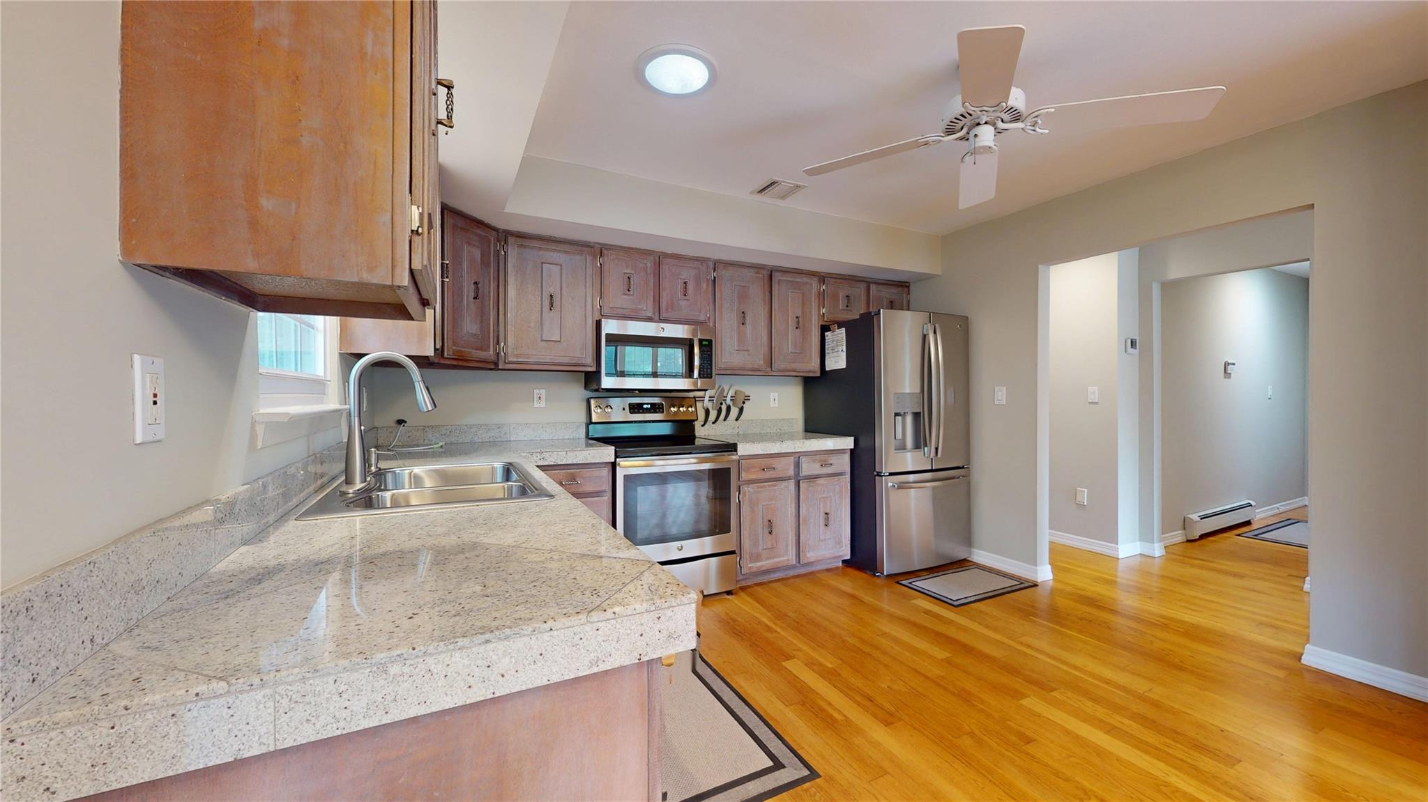 #12 photo, 17 E Moriches Boulevard, 東長島 East Moriches , NY 11940