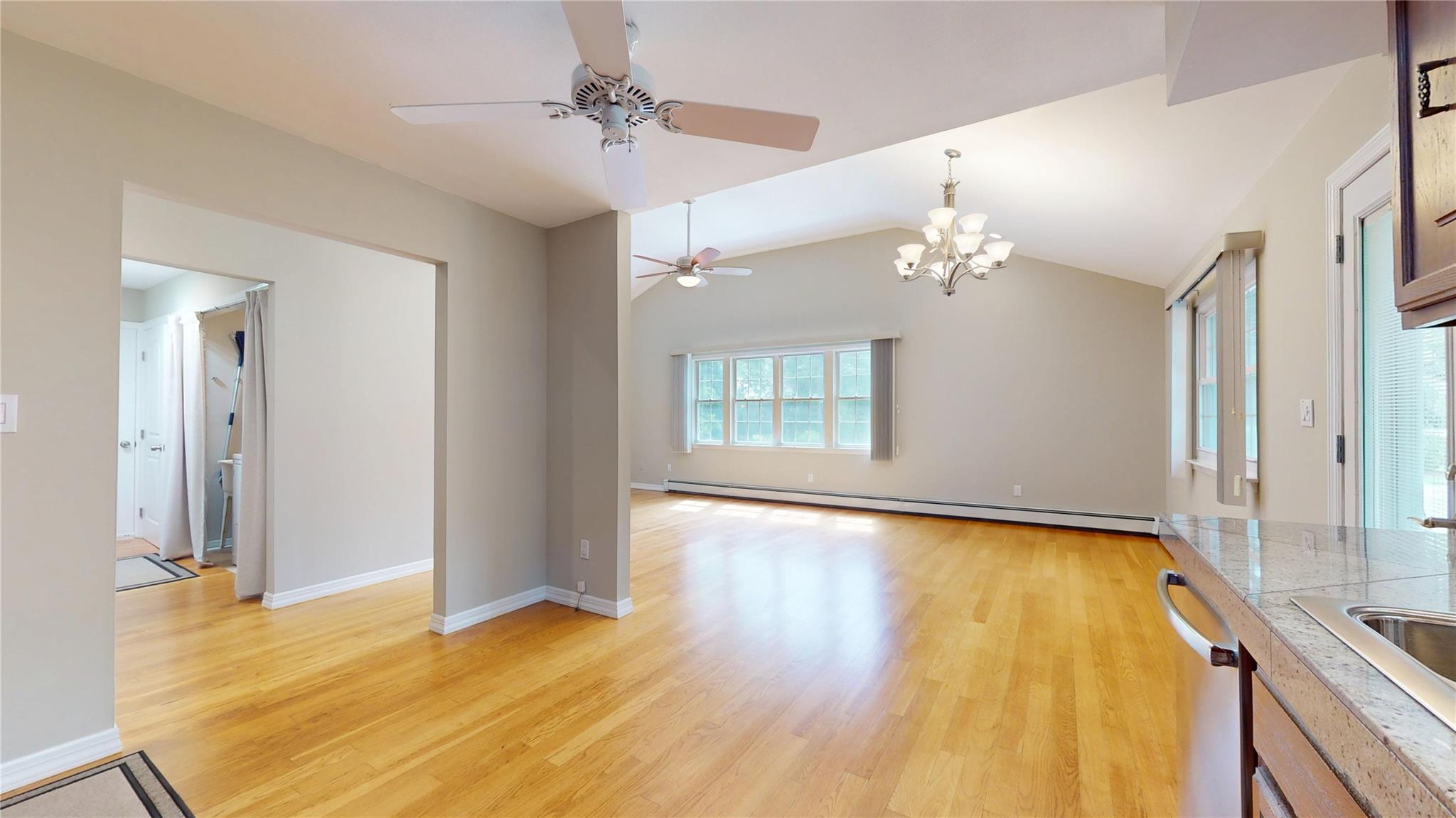 #13 photo, 17 E Moriches Boulevard, 東長島 East Moriches , NY 11940