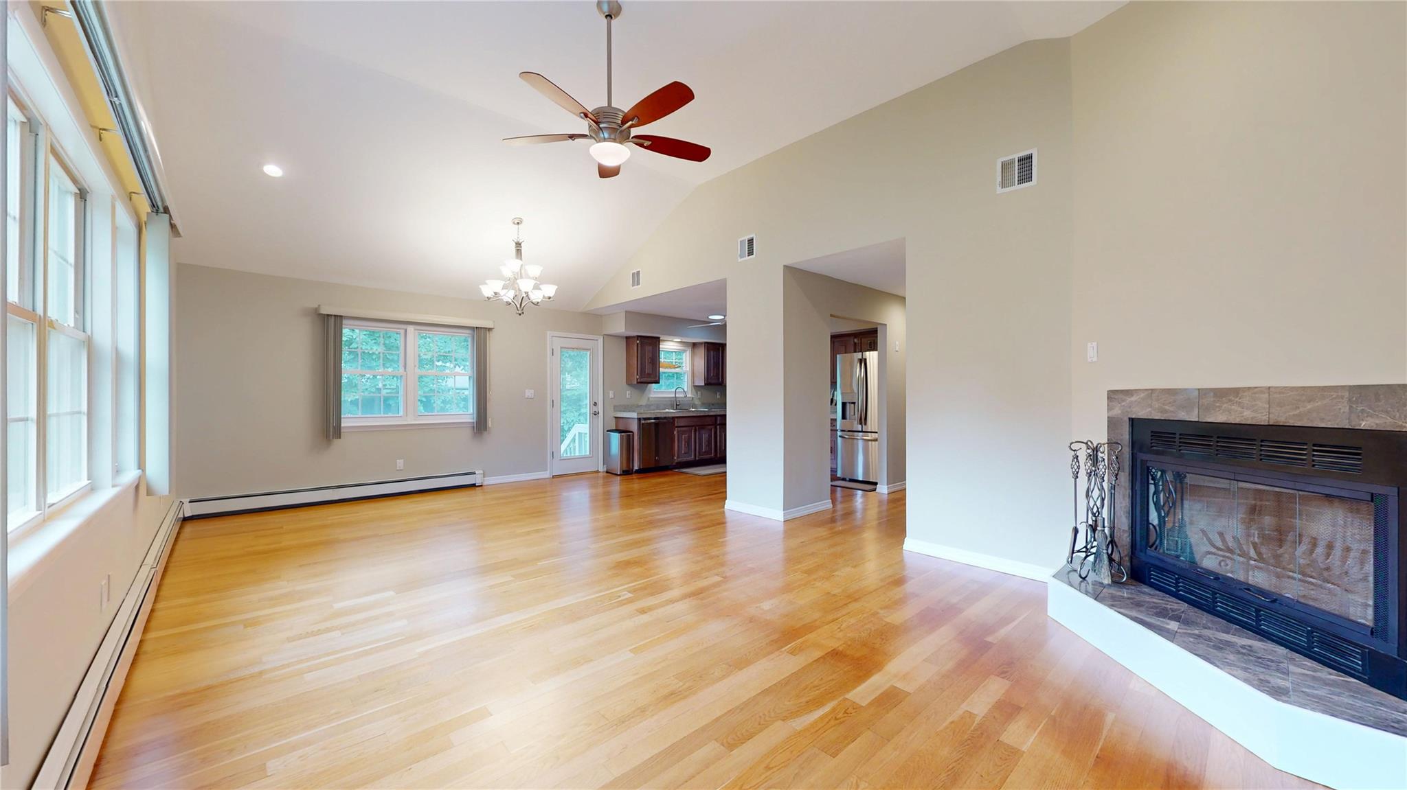 #14 photo, 17 E Moriches Boulevard, 東長島 East Moriches , NY 11940