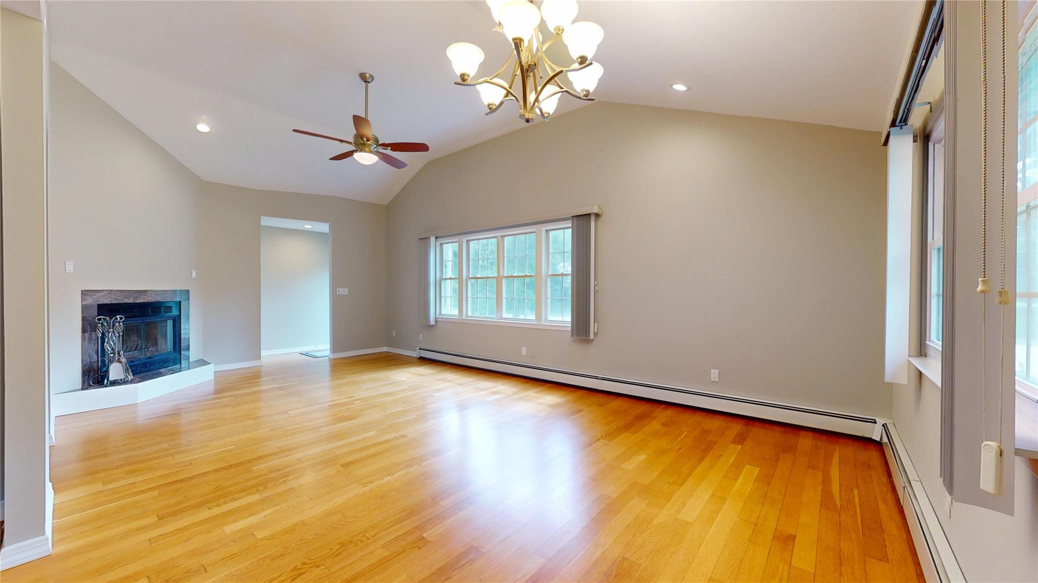 #7 photo, 17 E Moriches Boulevard, 東長島 East Moriches , NY 11940