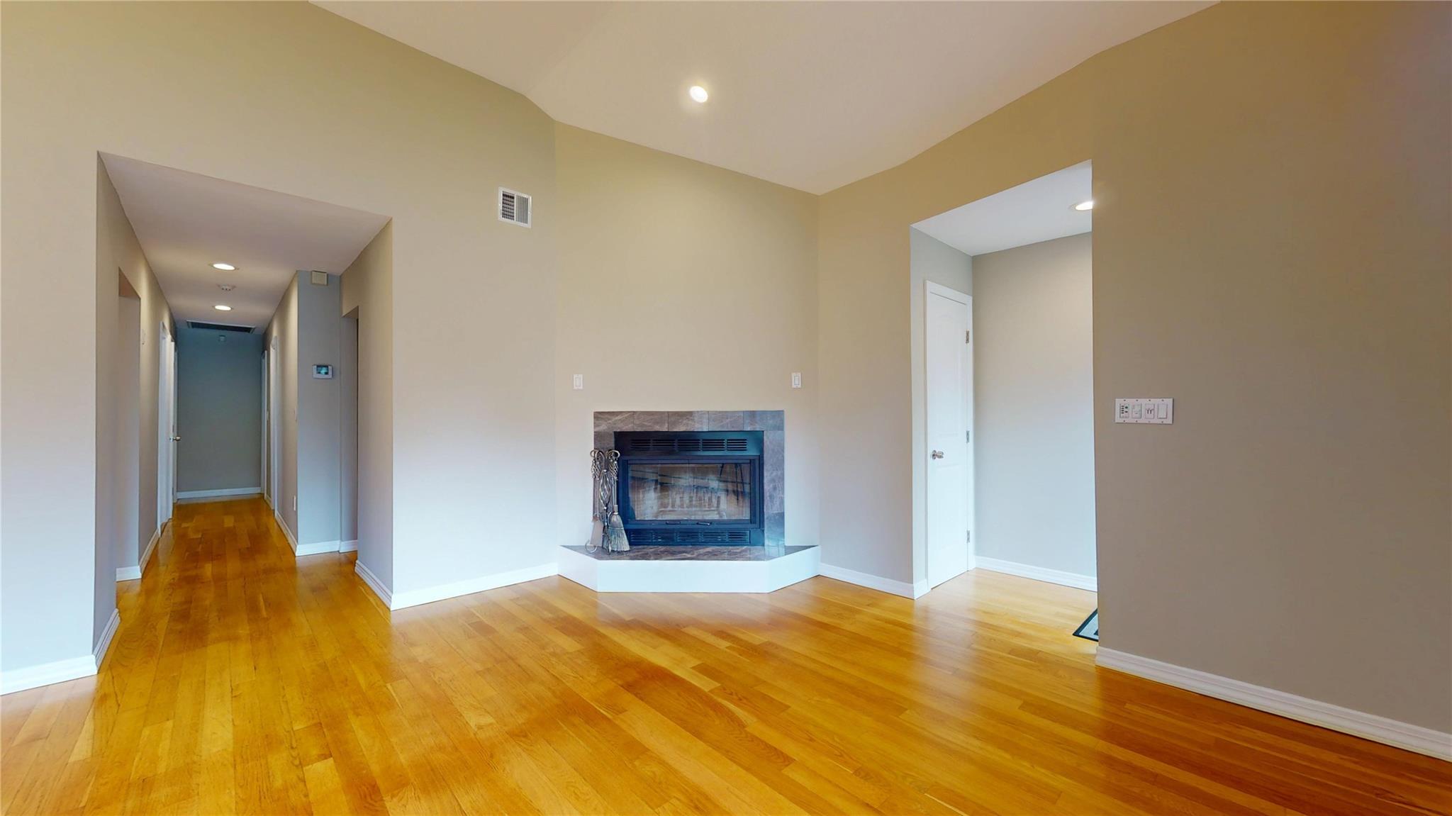 #8 photo, 17 E Moriches Boulevard, 東長島 East Moriches , NY 11940