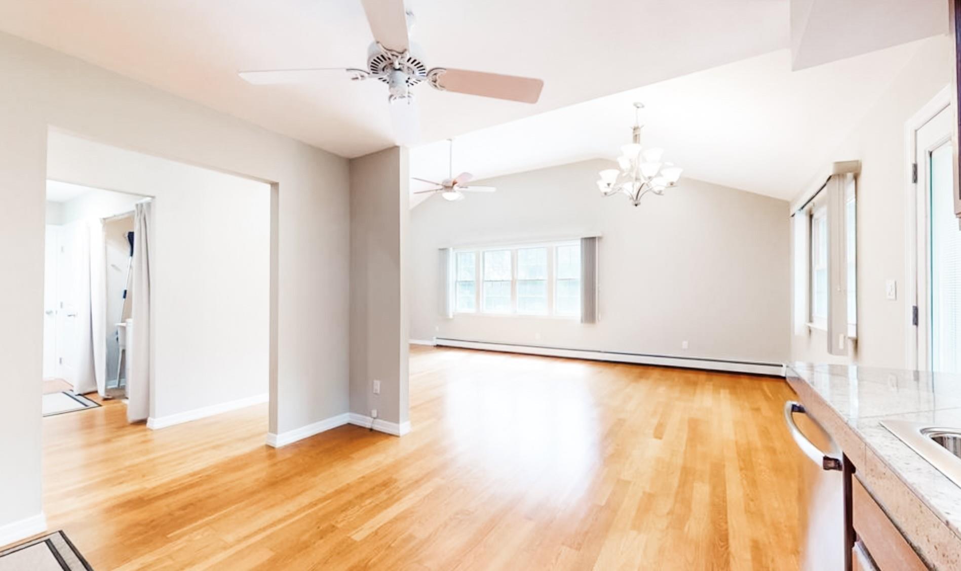 #9 photo, 17 E Moriches Boulevard, 東長島 East Moriches , NY 11940