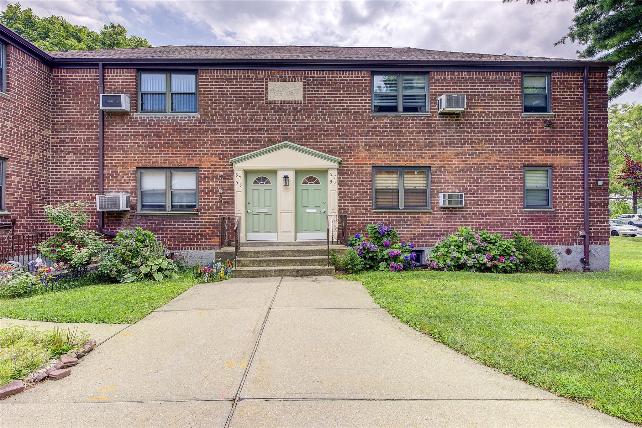 #1 photo, 57-55 244 Street, 皇后區 道格拉斯頓 Douglaston , NY 11362