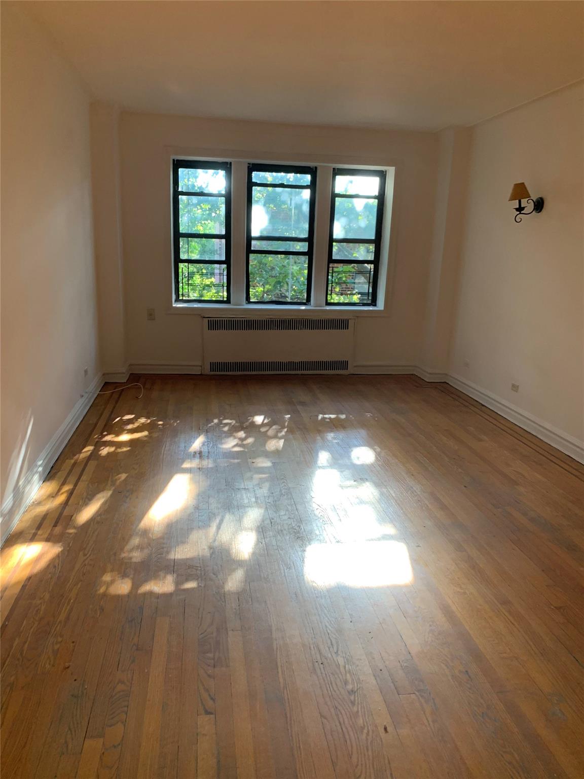 #1 photo, 34-24 82nd Street, 뉴욕퀸즈 Jackson Heights , NY 11372