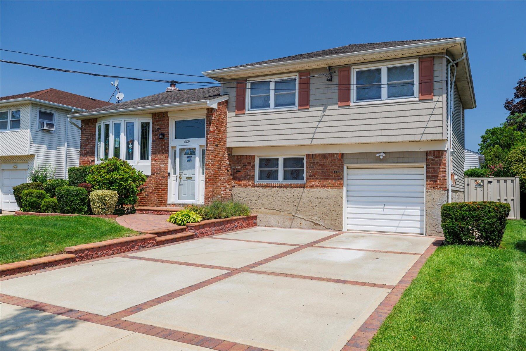 #1 photo, 689 Allwyn Street, Baldwin , NY 11510