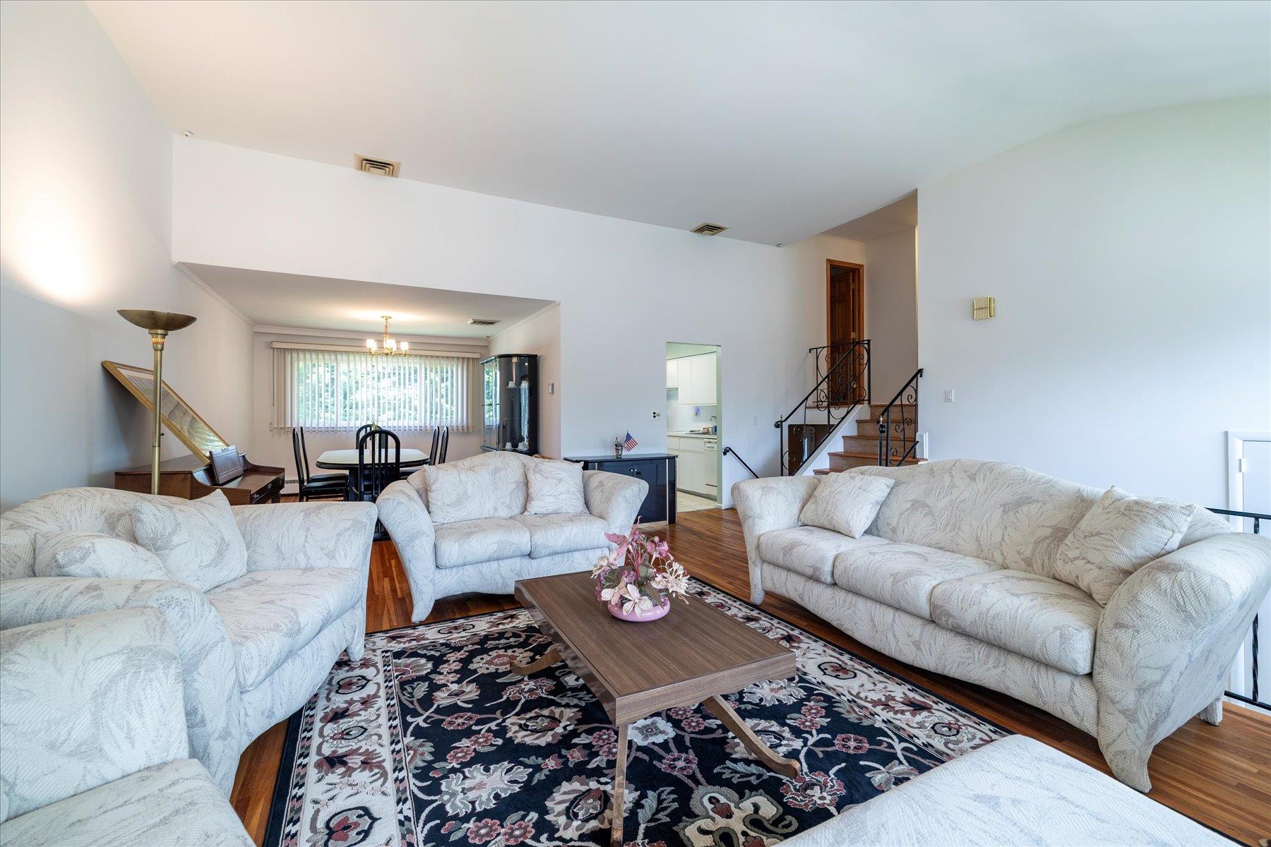 #11 photo, 689 Allwyn Street, Baldwin , NY 11510