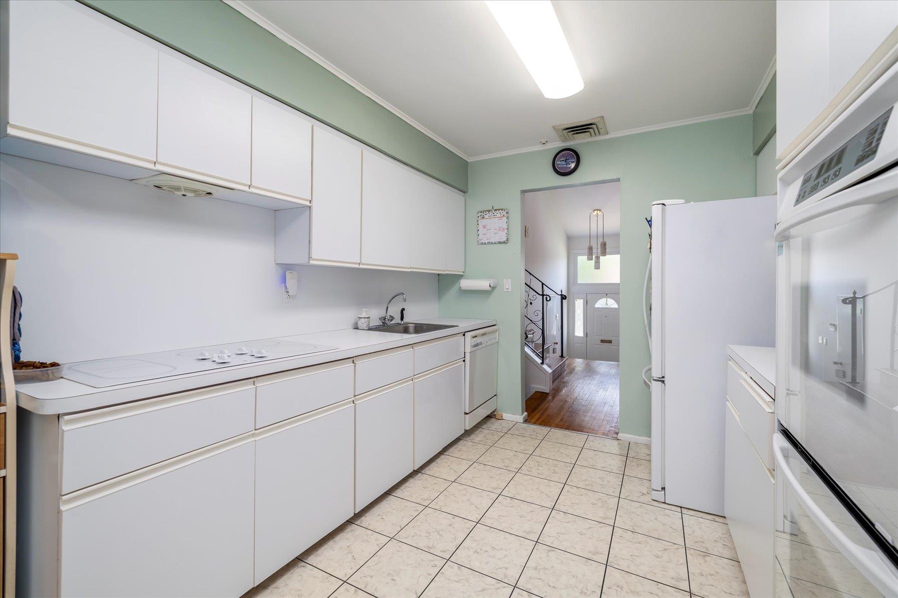 #13 photo, 689 Allwyn Street, Baldwin , NY 11510