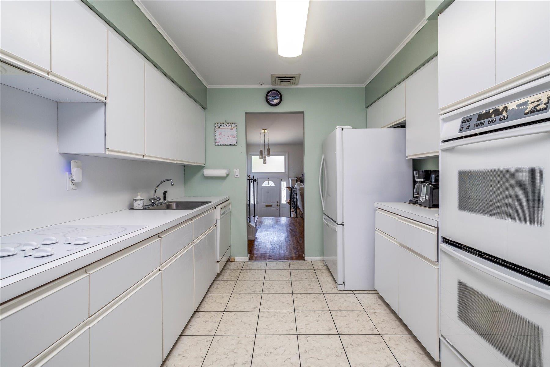 #16 photo, 689 Allwyn Street, Baldwin , NY 11510