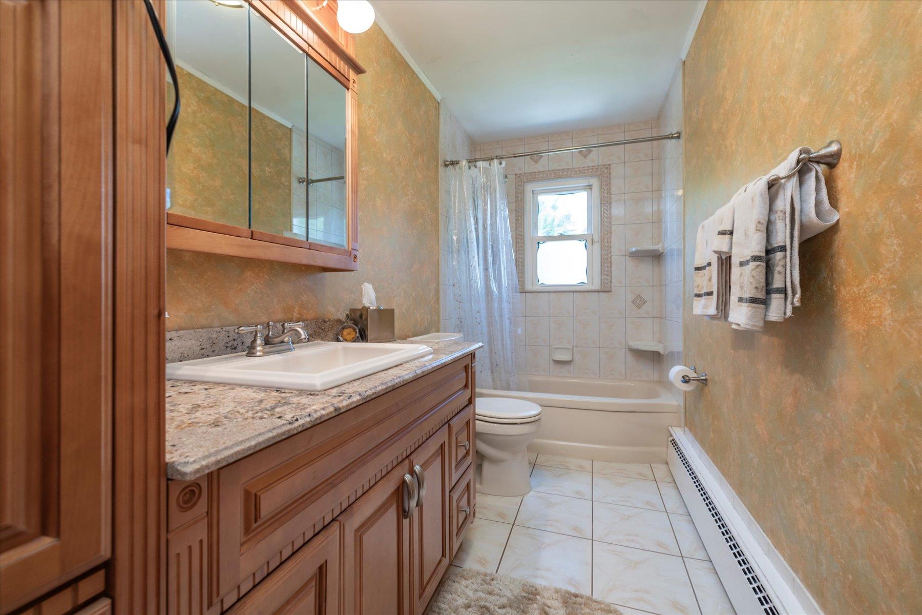 #17 photo, 689 Allwyn Street, Baldwin , NY 11510