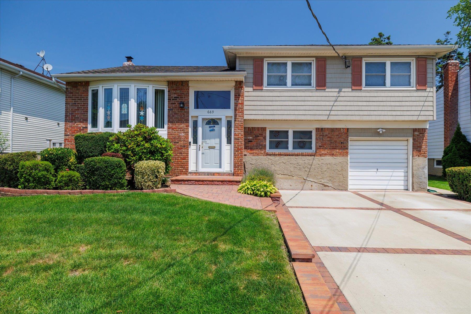 #2 photo, 689 Allwyn Street, Baldwin , NY 11510