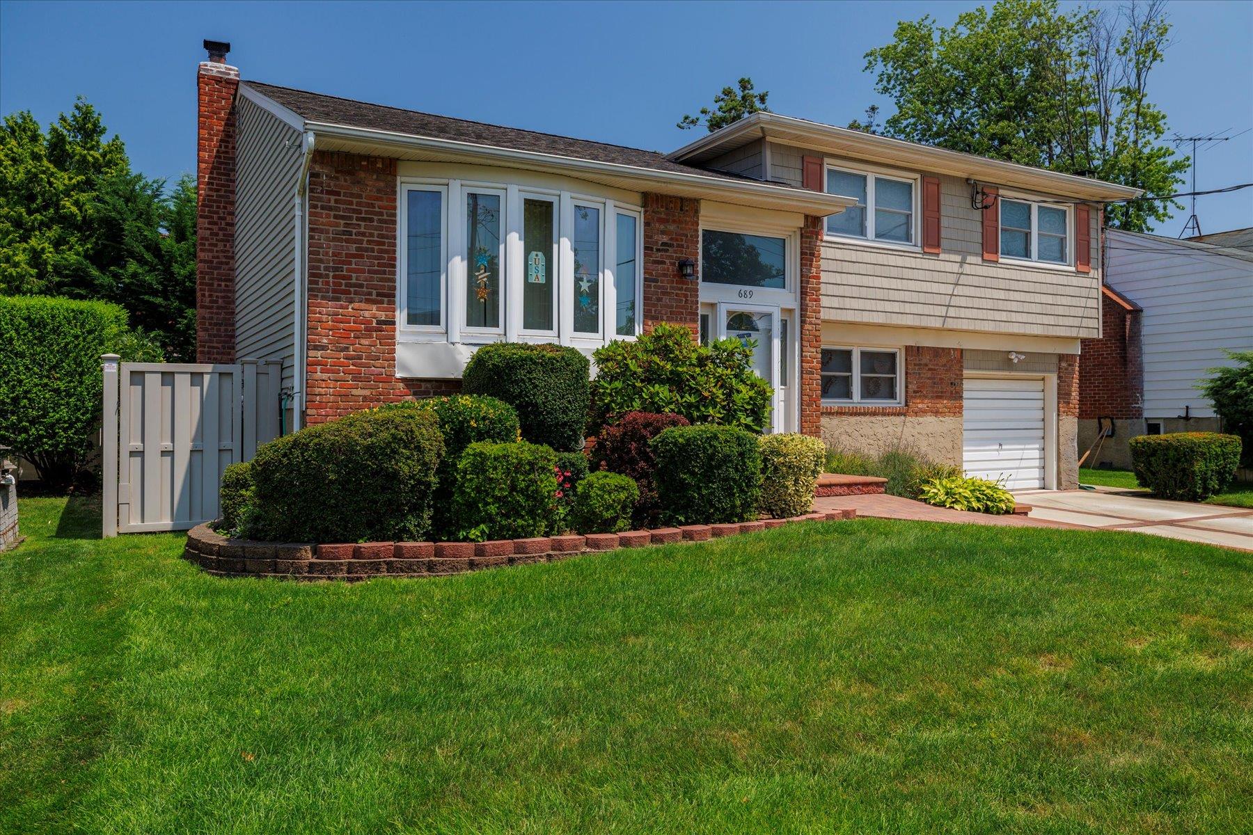 #3 photo, 689 Allwyn Street, Baldwin , NY 11510