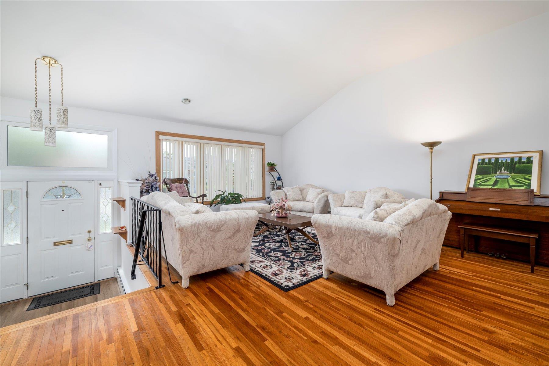 #8 photo, 689 Allwyn Street, Baldwin , NY 11510