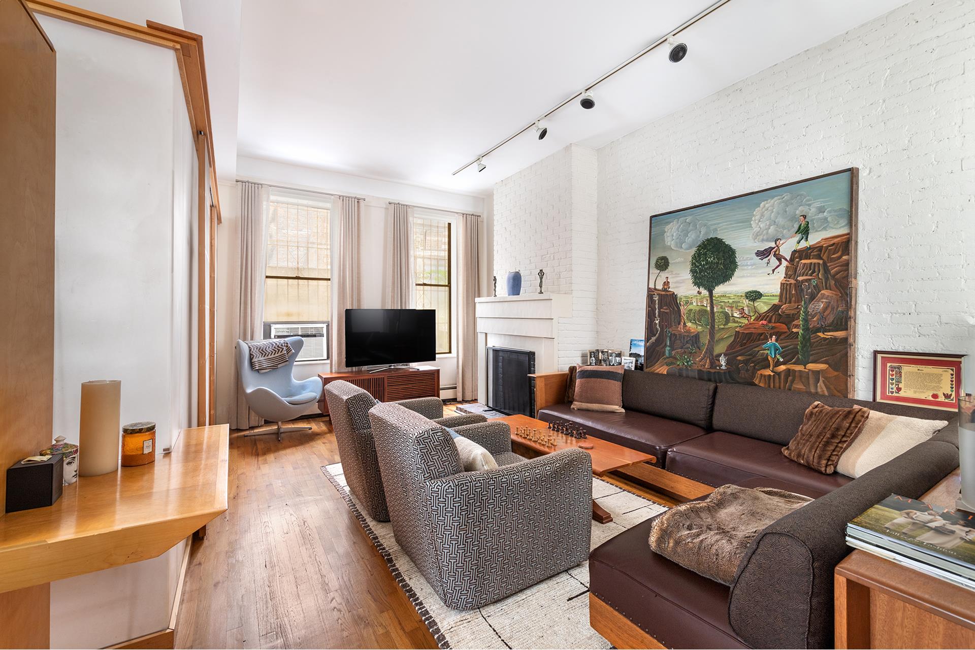 #1 photo, 325 W 52ND Street, 맨해튼 Hell's Kitchen , NY 10019