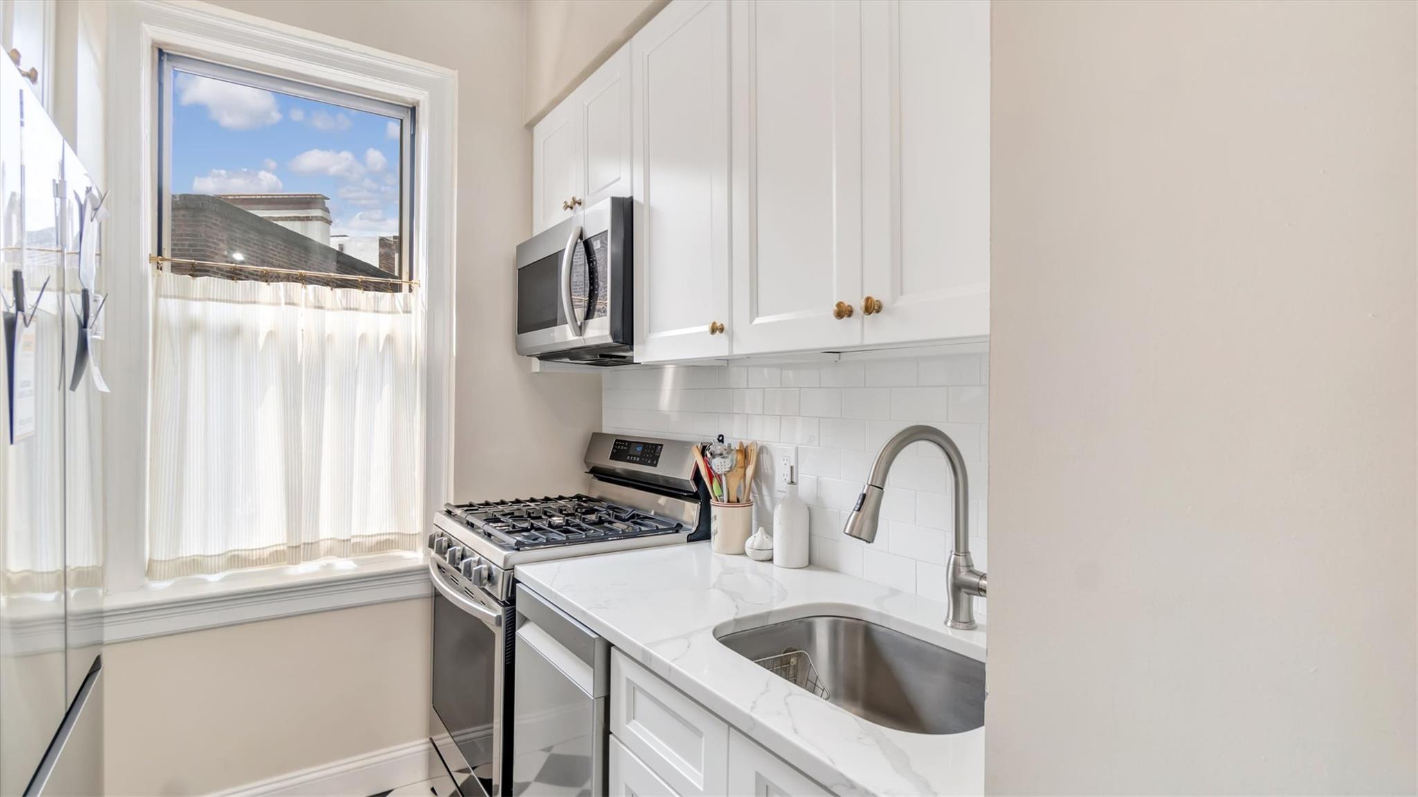 #8 photo, 8 Barstow Road, Great Neck , NY 11021