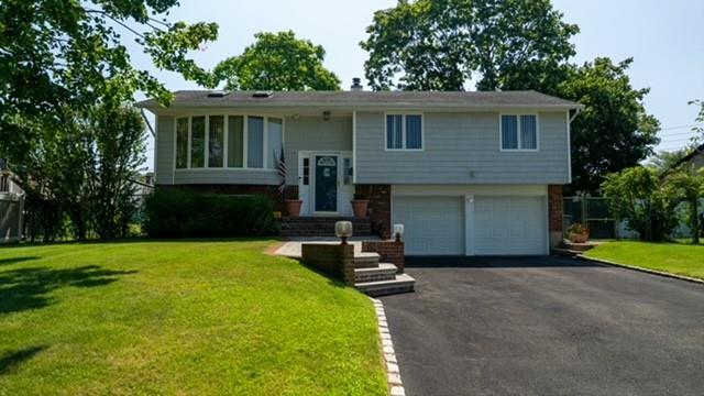 #1 photo, 81 Country Village Lane, سوفولك East Islip , NY 11730