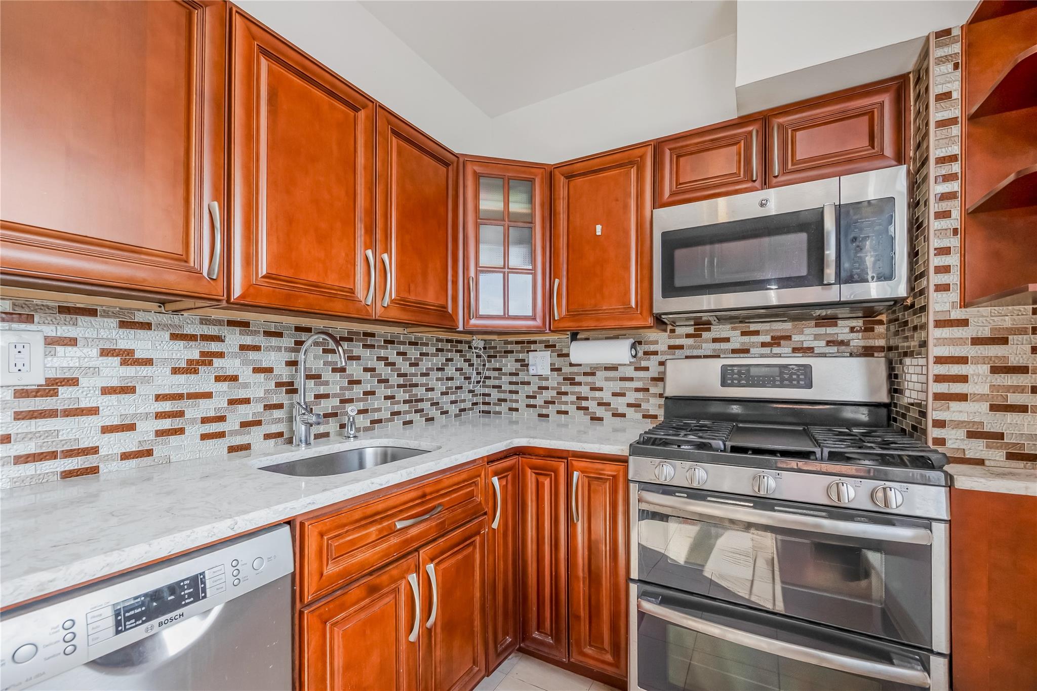 #12 photo, 98-05 63rd Road, 皇后區 雷哥公園 Rego Park , NY 11374