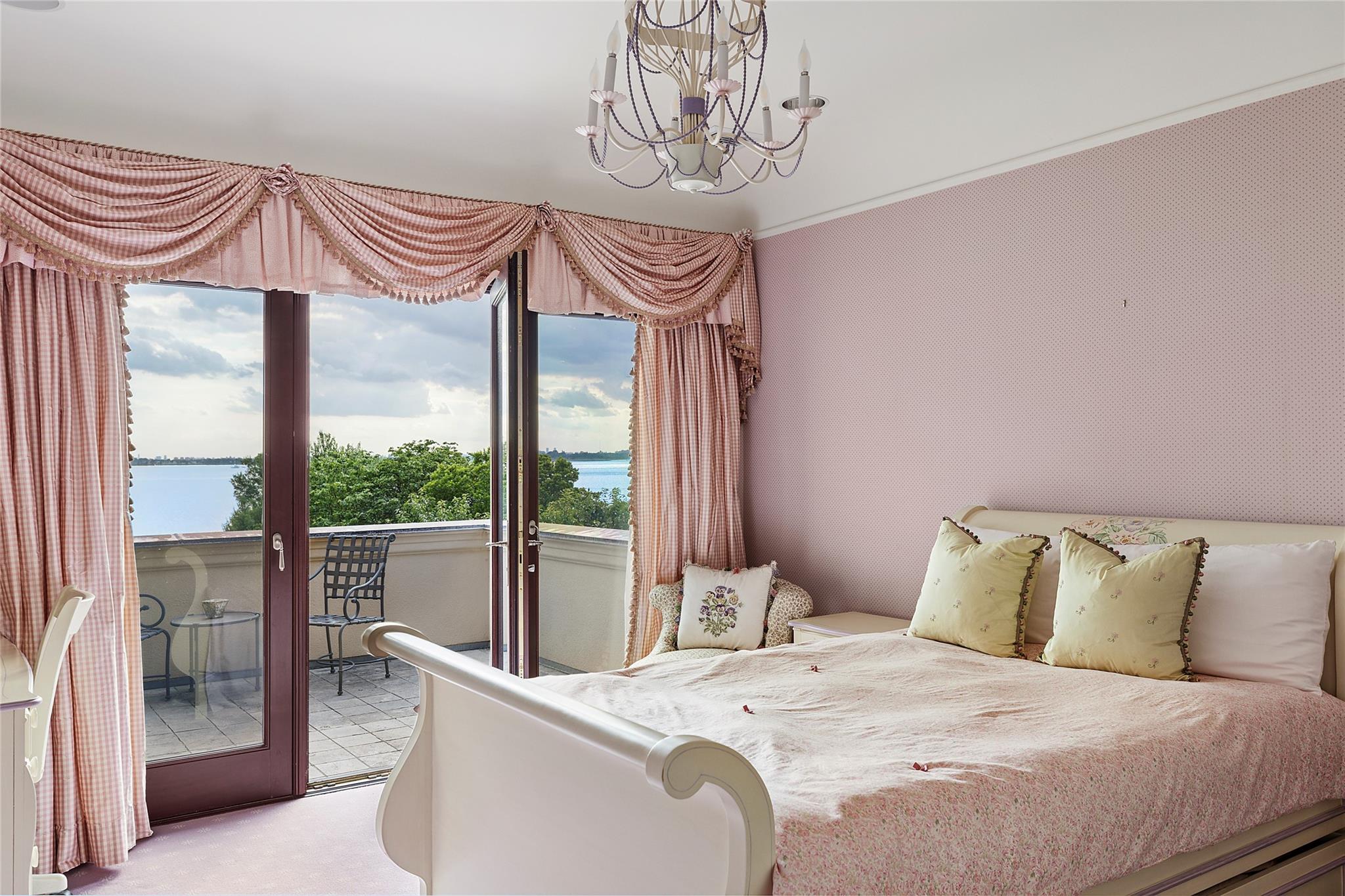 #18 photo, 5 Half Moon Lane, Sands Point , NY 11050