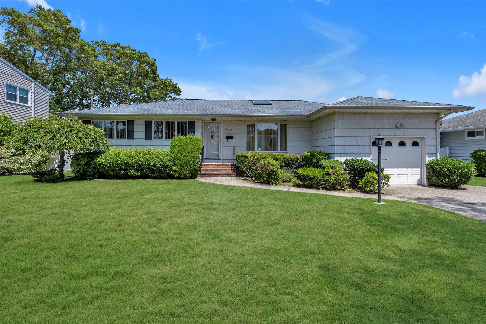 #1 photo, 1409 Jefferson Avenue, 東長島 西艾斯利普 West Islip , NY 11795