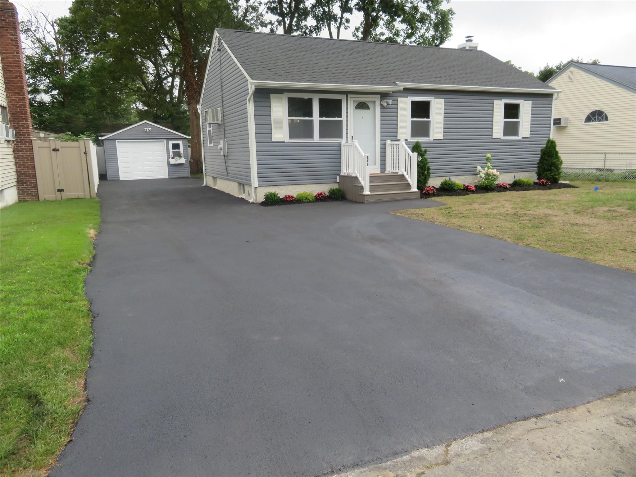 #1 photo, 118 Muncy Avenue, 東長島 West Babylon , NY 11704