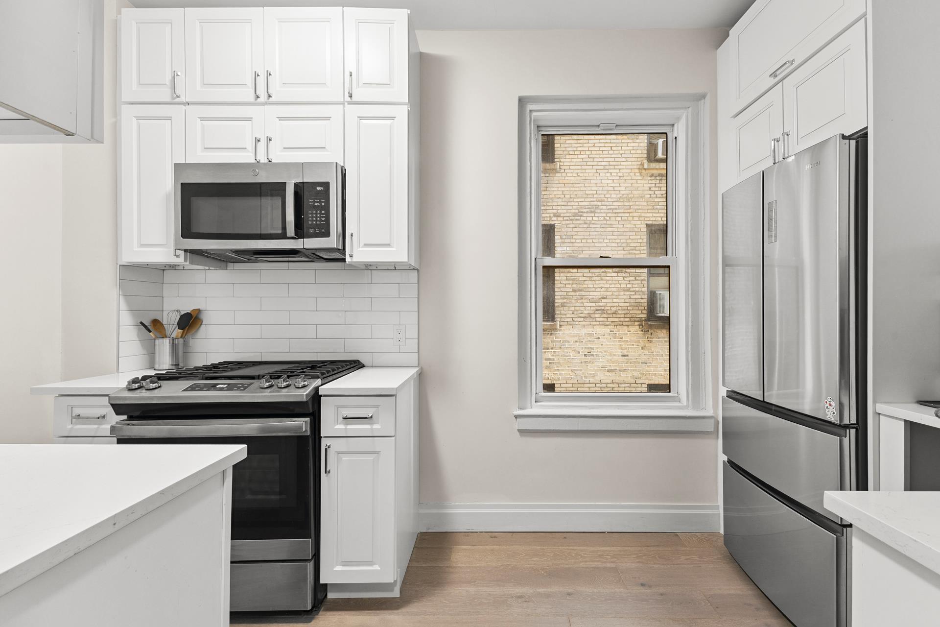 #4 photo, 172 E 4TH Street, مانهاتن East Village , NY 10009