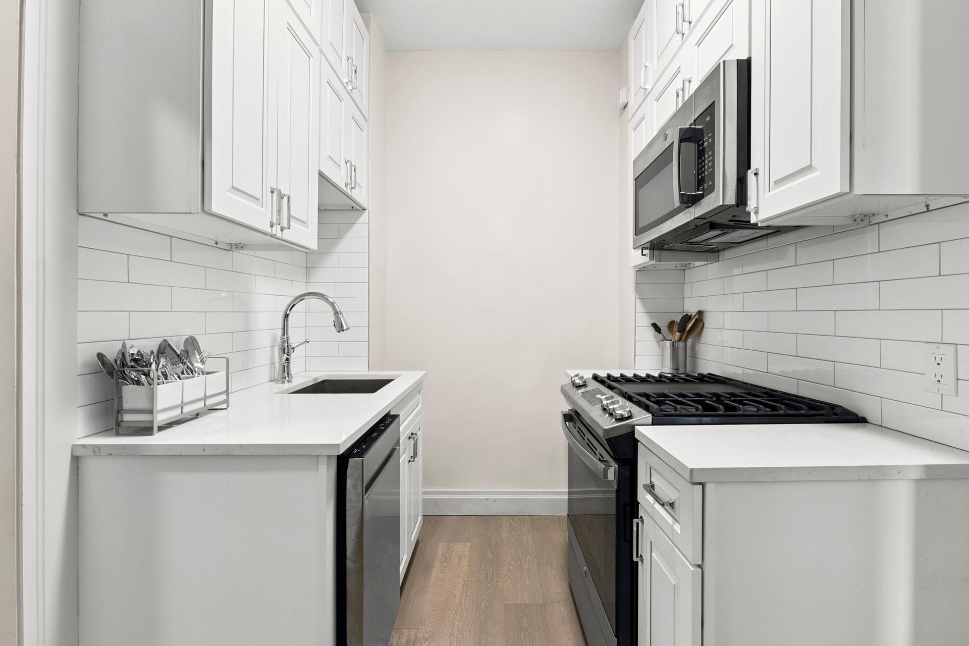 #5 photo, 172 E 4TH Street, مانهاتن East Village , NY 10009