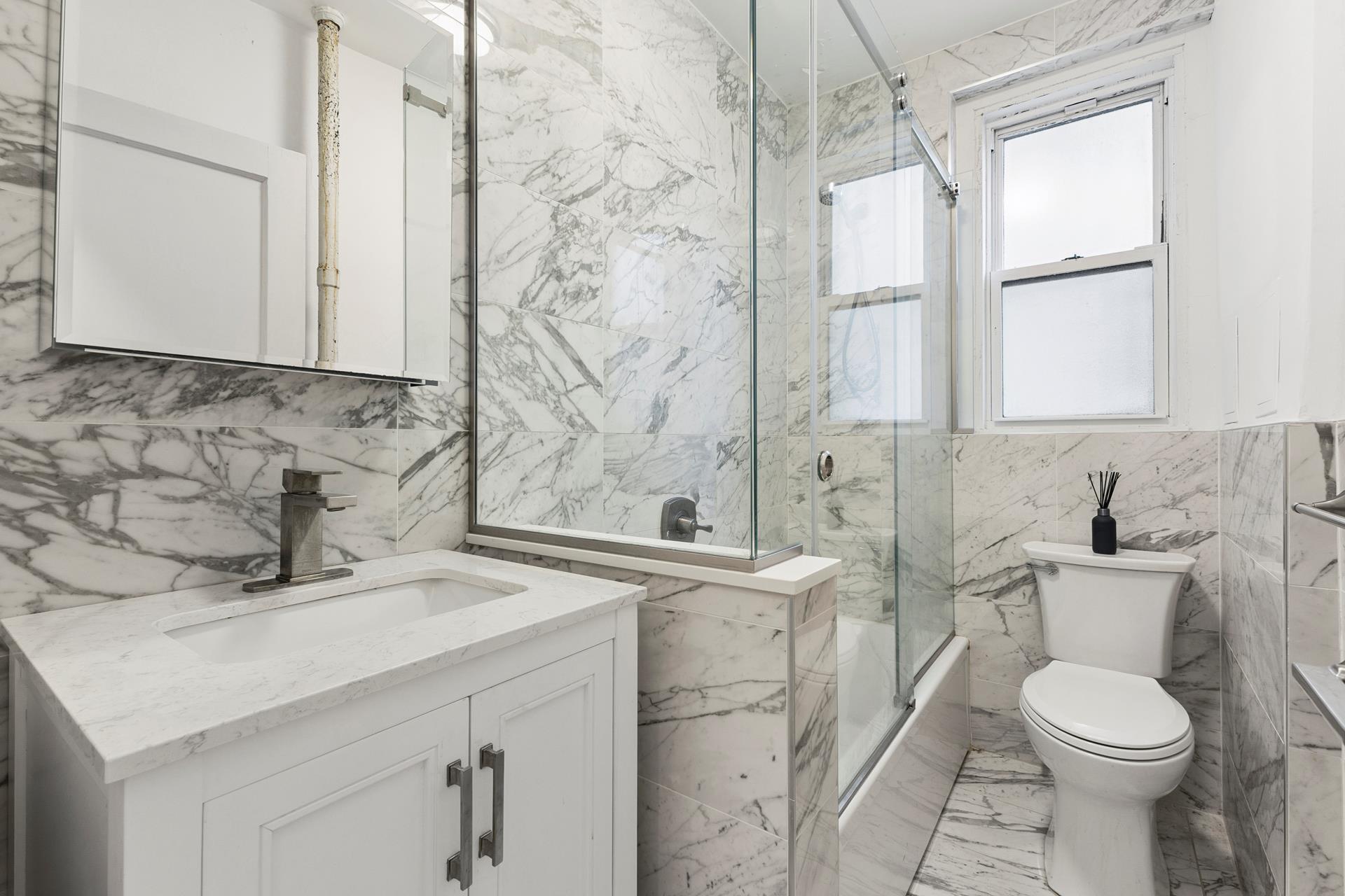 #7 photo, 172 E 4TH Street, مانهاتن East Village , NY 10009