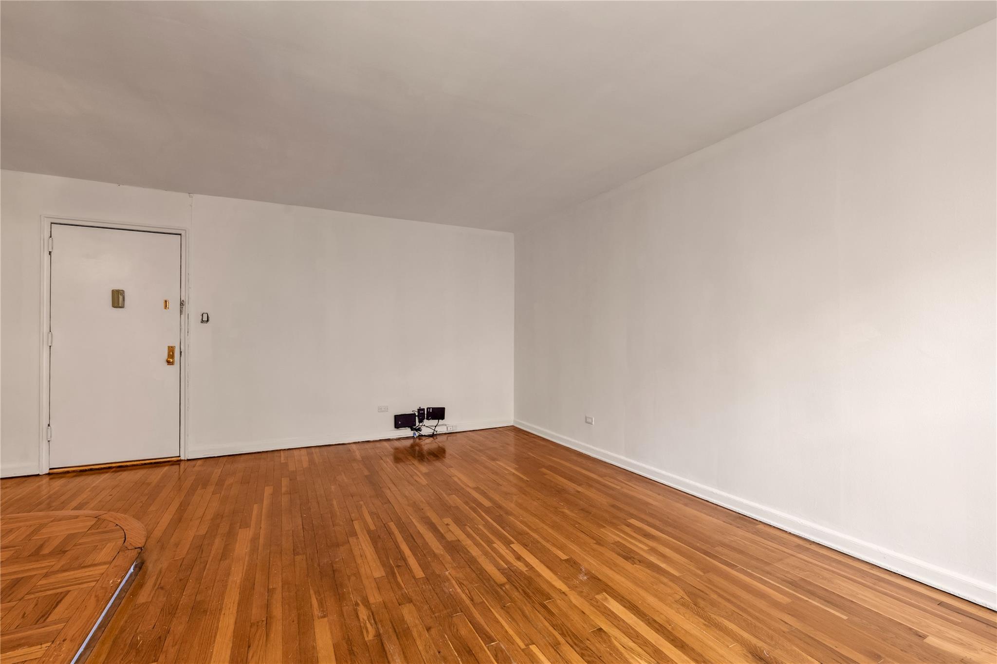 #5 photo, 141-05 Pershing Crescent, 皇后區 Briarwood , NY 11432