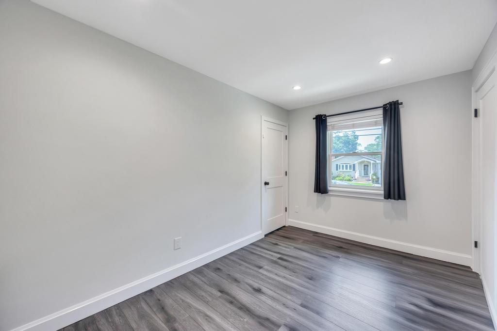 #11 photo, 322 Oak Neck Road, West Islip , NY 11795