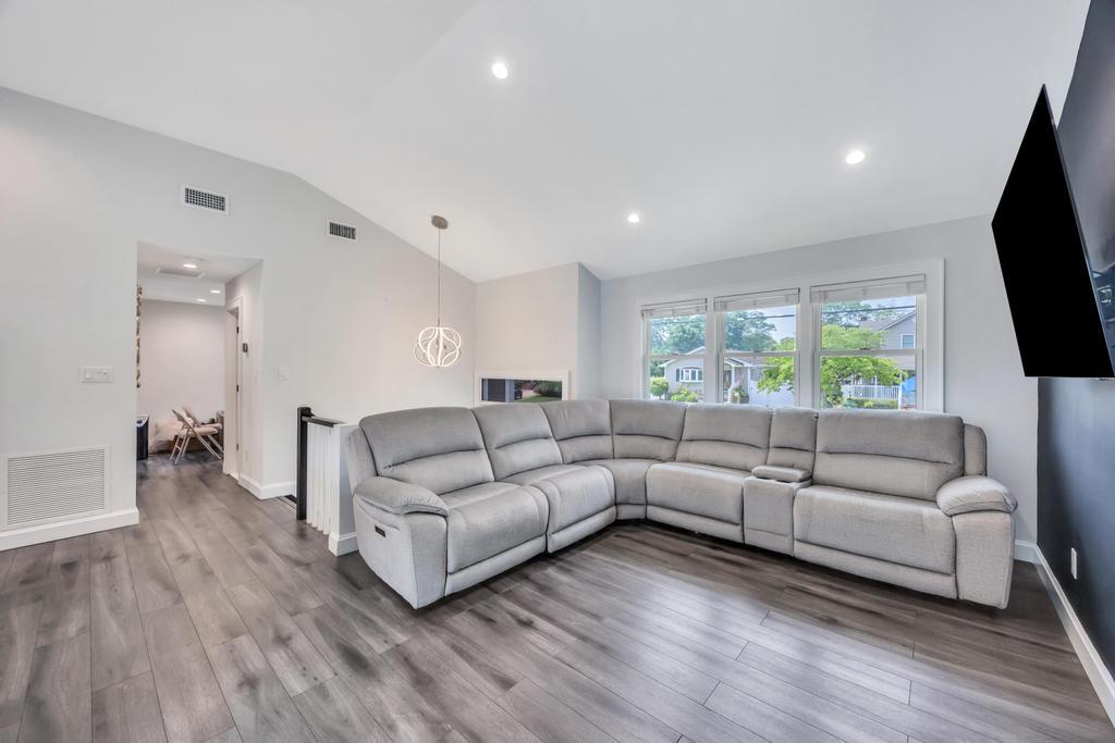 #4 photo, 322 Oak Neck Road, West Islip , NY 11795