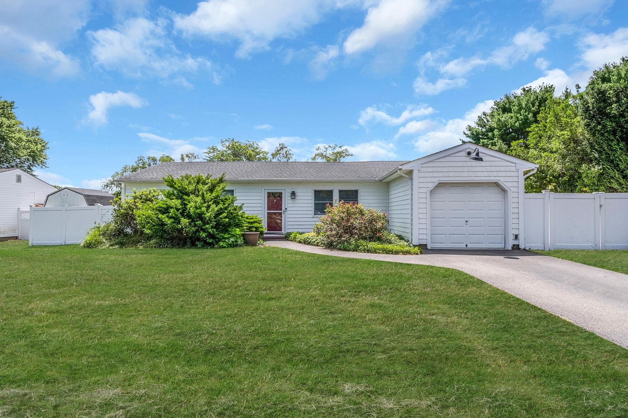 #1 photo, 89 Rustic Avenue, 東長島 Medford , NY 11763