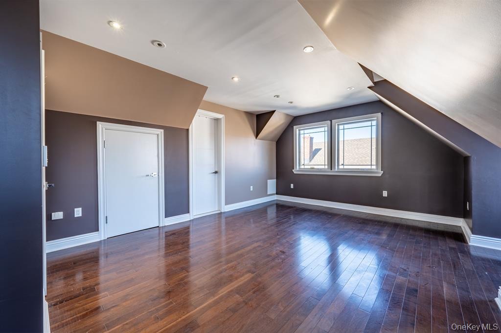 #18 photo, 1903 Tomlinson Avenue, Bronx , NY 10461