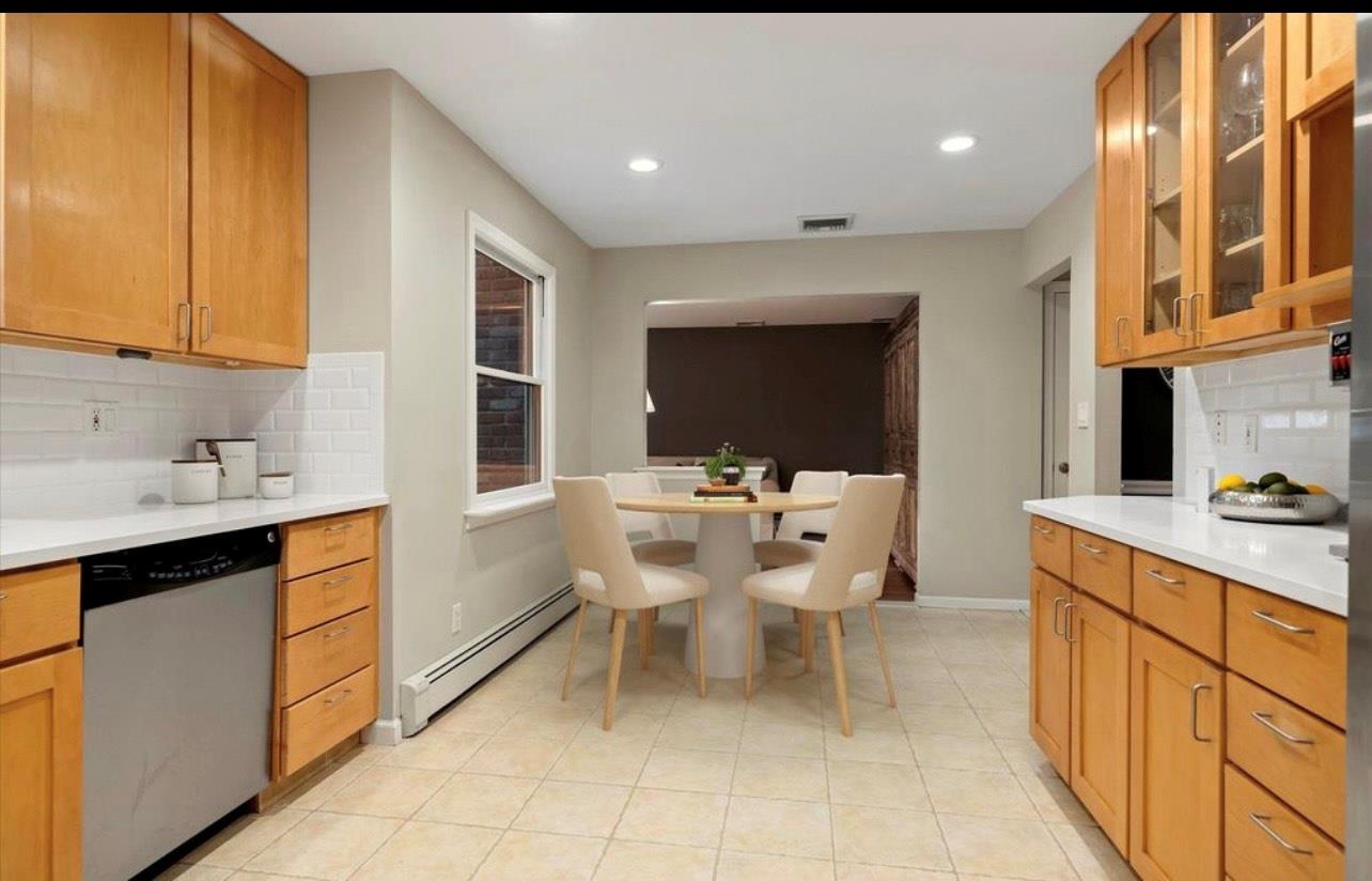 #4 photo, 240 Plainview Road, ناسو Woodbury , NY 11797