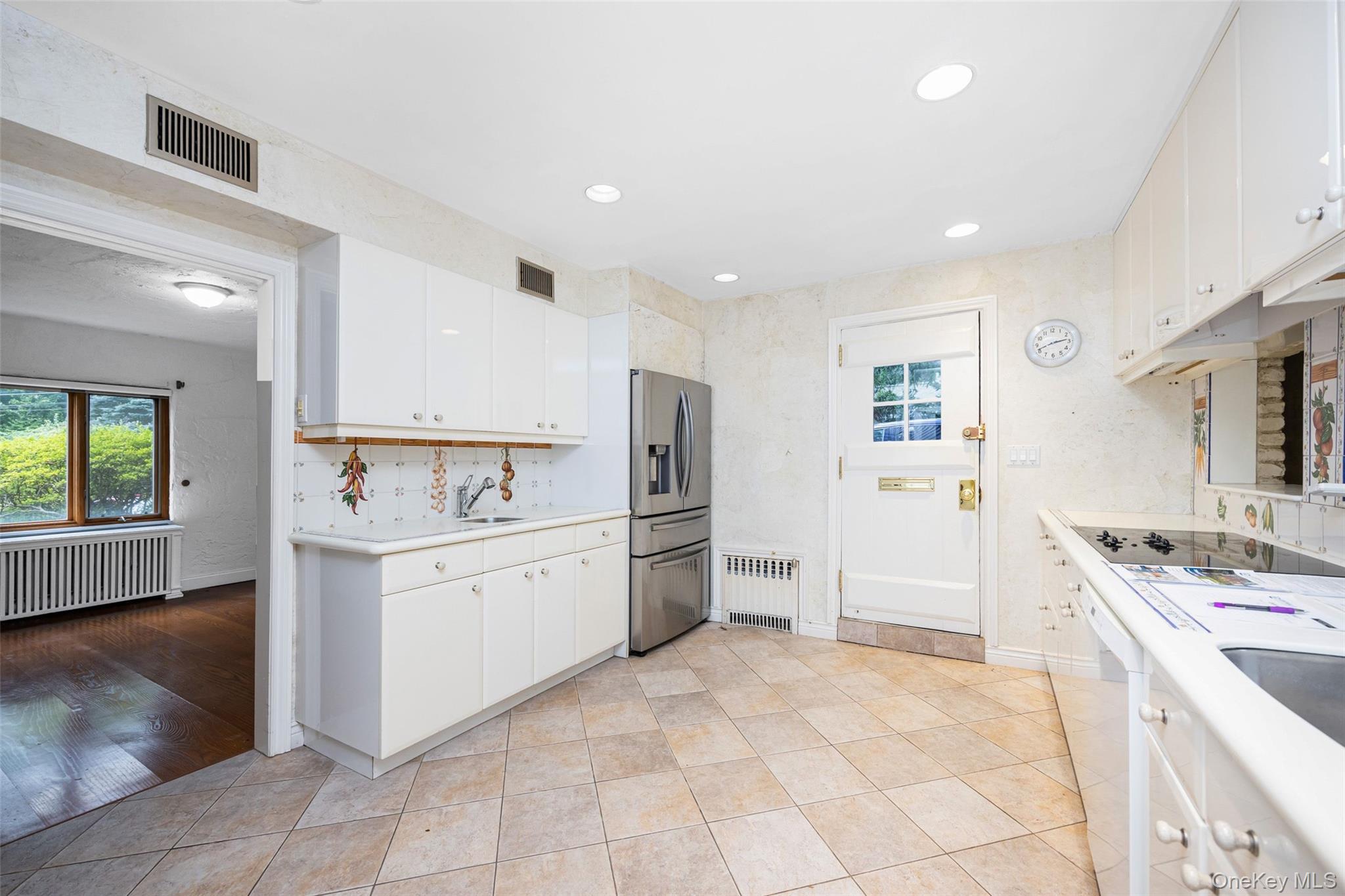 #11 photo, 3 Buckingham Place, Great Neck , NY 11021