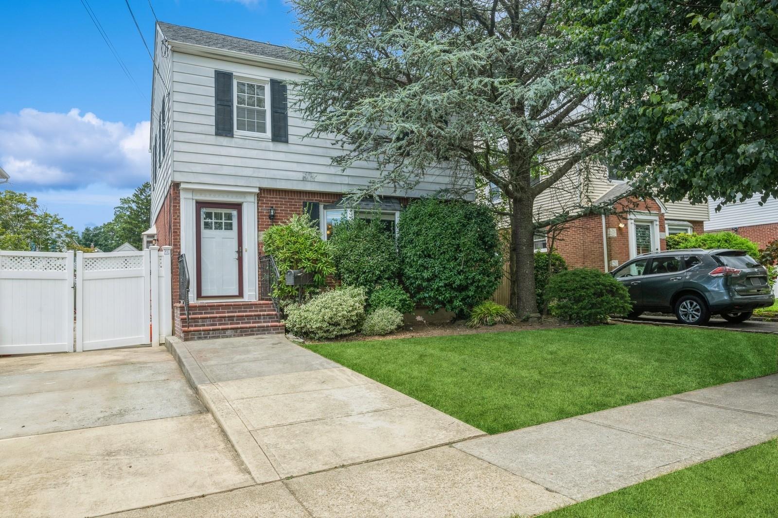 #2 photo, 72 Spruce Street, West Hempstead , NY 11552