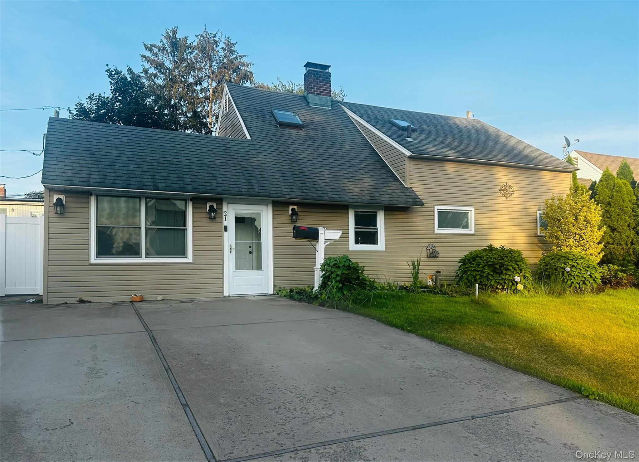 #1 photo, 21 Potter Lane, Levittown , NY 11756