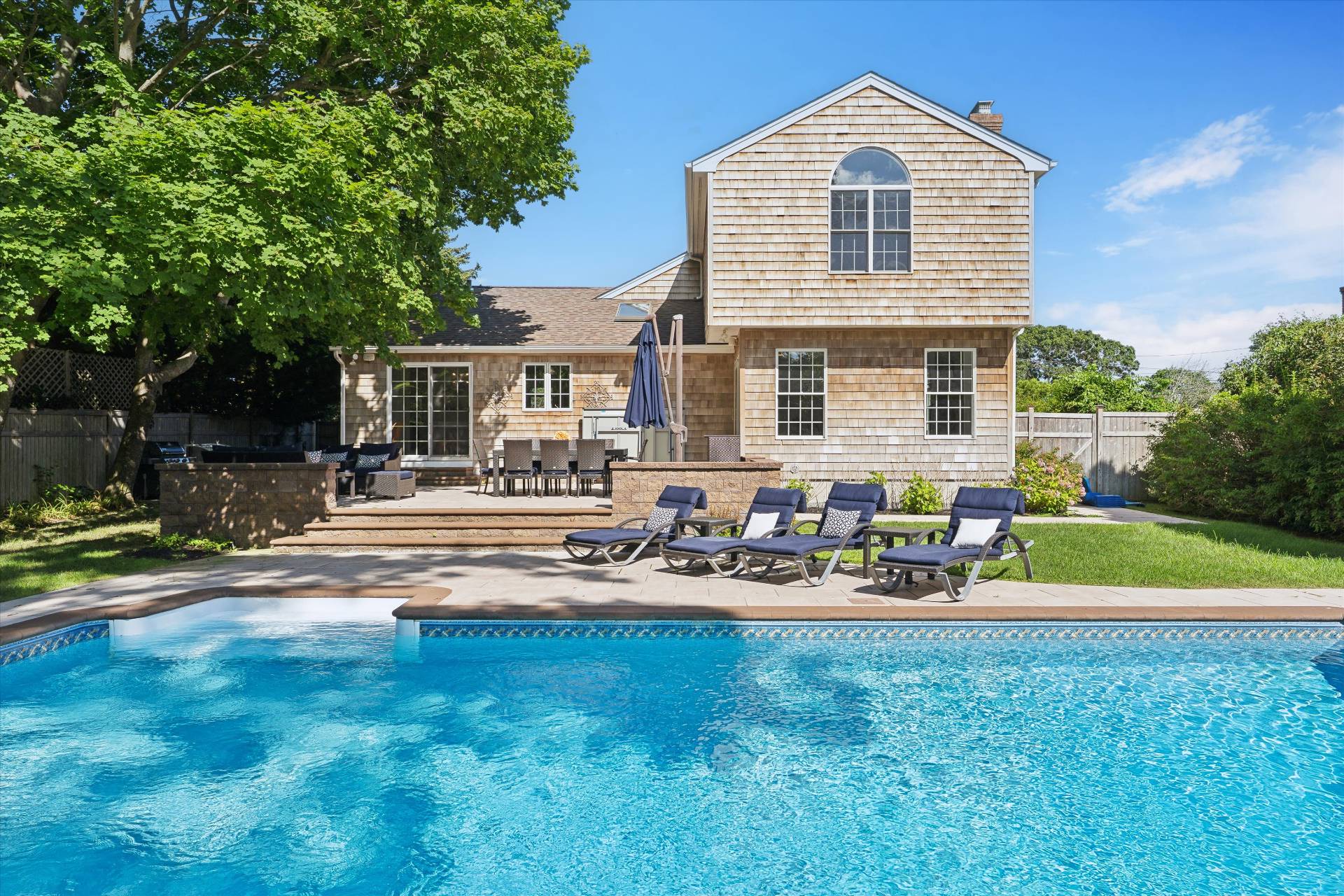 #1 photo, 19 MAPLE ST, سوفولك Westhampton Beach , NY 11978